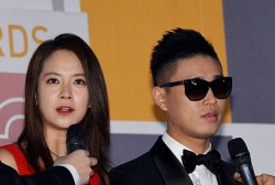 Song Ji Hyo and Gary at the SBS Entertainment Award Ceremony on December 30