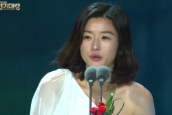 Jun Ji Hyun received the top honor of the Daesang at the 2014 SBS Drama Awards. 