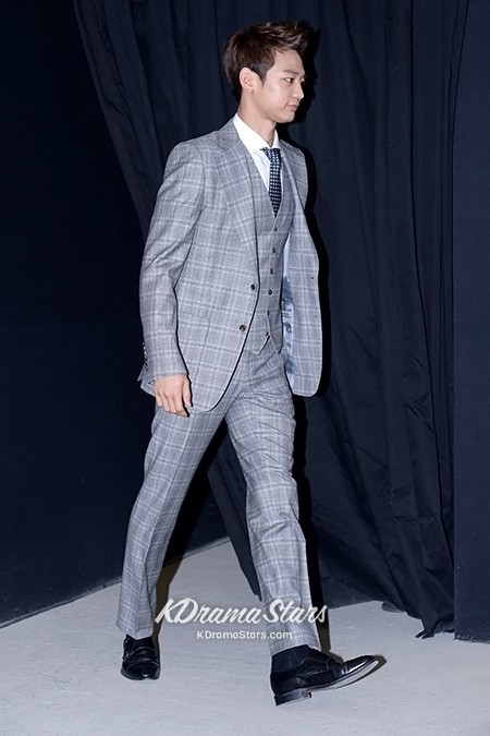 SHINee's Minho Looks Dandy at Designer Hong Hye Jin's Fashion Show in F ...