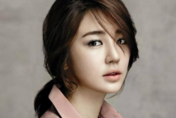 Yoon Eun Hye continues to face criticism from domestic audiences, following fashion plagiarism allegations. 