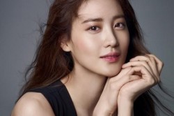 Actress Soo-hyun is in the rumor of marriage.