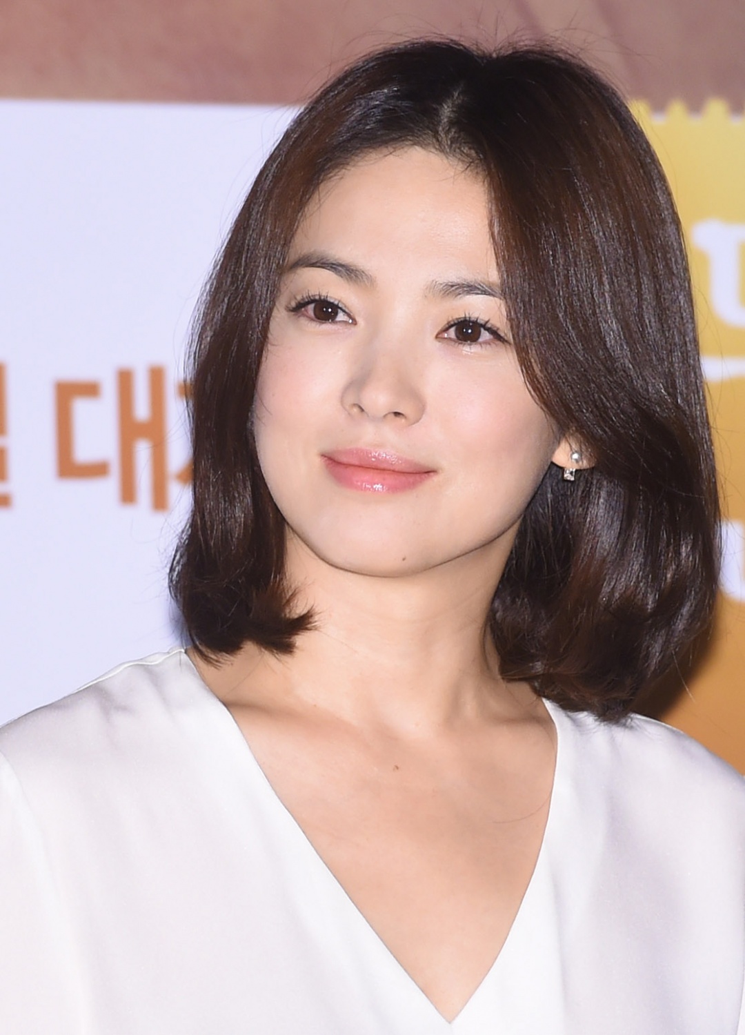 Actress Song Hye Kyo Good Deeds After Donating Korean Guidebooks in ...
