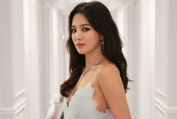 Song Hye-kyo and Prof. Seo Kyung-Deok Donates 10,000 Guidebooks