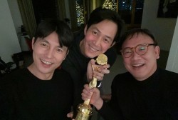 Jung Woo-sung and Lee Jung-Jae are smiling with the joy of receiving a prize in this picture.