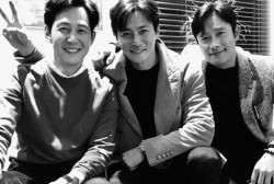 Actor Lee Byung-hun released a photo with Lee Jung-jae and Jang Dong-gun