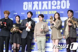 Actors Kim Seong-oh, Jeon Yeo-bin, Ahn Jae-hong, Kang So-ra, and Park Young-gyu pose in a movie 