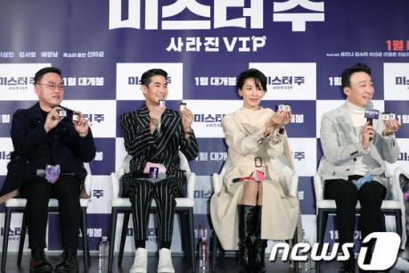 Director Kim Tae-yoon, actors Bae Jung-nam, Lee Sung-min, and Kim Seo-hyeong pose at the movie 'Mr. Joo' production presentation report held at the megabox Dongdaemun in Jung-gu, Seoul on the 19th.