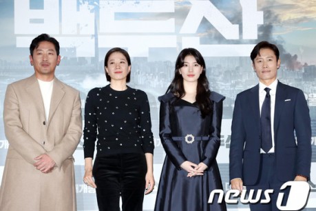  Actor Ha Jung-woo, Jeon Hye-jin, Bae Suzy, and Lee Byung-hun pose at a media premiere of the movie 'Ashfall' director by Lee Hae-jun, Kim Byung-seo held at Yongsan CGV in seoul on the 18th.