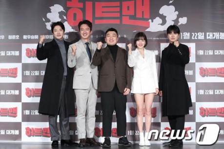 Actor Kwon Sang-woo, Jung Joon-ho, Hwang Woo-seul-hye, Lee Yi-kyung, and Choi Won-seop poses at a production report for the movie 'Hitman'  held at the Lotte Cinema Konkuk University entrance on the afternoon of 23rd.