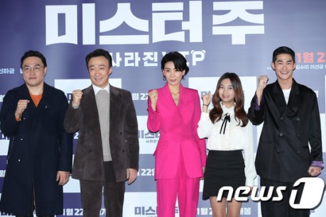 Director Kim Tae-yoon  and actors Lee Sung-min, Kim Seo-hyung, Kal So-won and Bae Jung-nam pose at the press screening of Mr. Joo directed by Kim Tae-yun at the megabox Dongdaemun in Jung-gu, Seoul on the afternoon of 13th. 