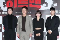 Actor Kwon Sang-woo, Jung Joon-ho, Hwang Woo-seul-hye, and Lee Kyung-kyeong pose at the press premiere of the movie 'Hit man' held at Lotte Cinema Konkuk University on the 14th. 