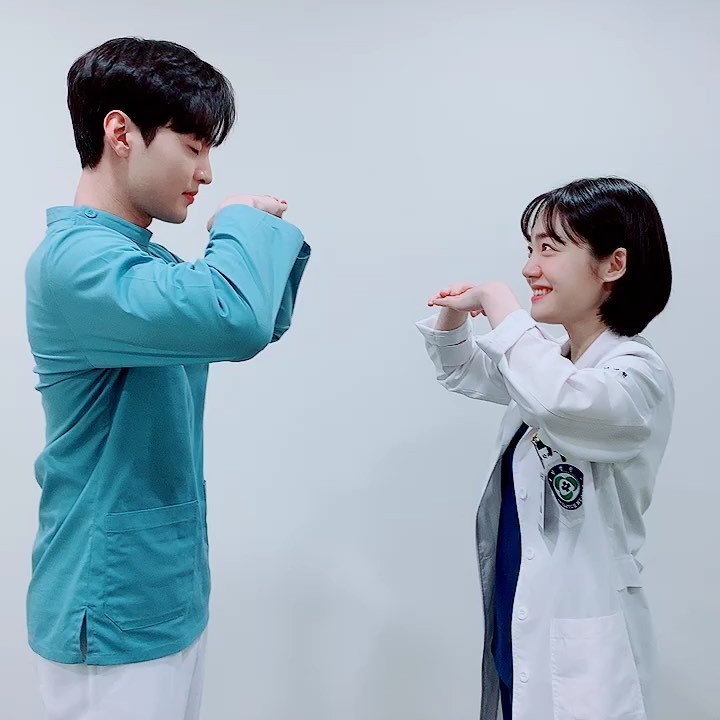Wearing their Dr. Romantic 2 costumes, Kim Min Jae and So Ju Yeon Try the “Any Song” Challenge! +details about the cast of this Drama.