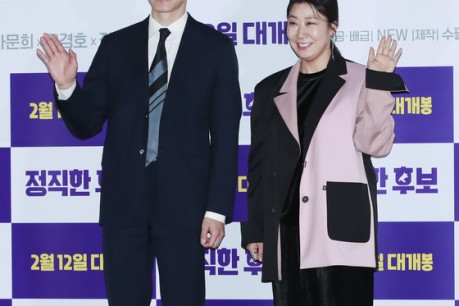 Actor Kim Mu-yeol and La Mi-ran pose at a media premiere of Honest Candidates at Yongsan CGV in the afternoon of 28th.