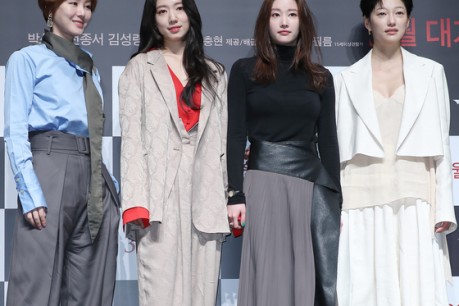 Actress Kim Seong-Ryeong, Park Shin-Hye, Jeon Jong-Seo, and EL are posing for the movie 'Call' production report held in CGV Apgujeong, Gangnam-gu, Seoul on the 17th.