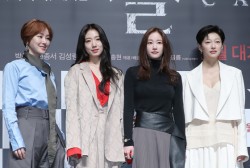 Actress Kim Seong-Ryeong, Park Shin-Hye, Jeon Jong-Seo, and EL are posing for the movie 'Call' production report held in CGV Apgujeong, Gangnam-gu, Seoul on the 17th.
