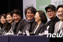 Director Bong Joon-ho smiles at the press conference with the parasite actors at the movie 'Parasite' at the Westin Chosun Hotel in Sogong-ro, Jung-gu, Seoul on the 19th. 