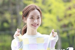 Jin Se-yeon Flaunts Adorable Smile While On Her Way to 