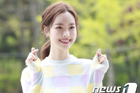 Jin Se-yeon Flaunts Adorable Smile While On Her Way to 