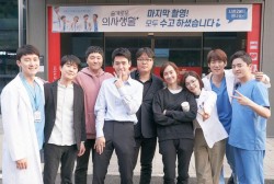 “Hospital Playlist” PD Praises Cast + Explains Ik-Jun and Song Hwa's Love Line