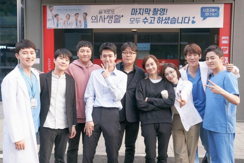 “Hospital Playlist” PD Praises Cast + Explains Ik-Jun and Song Hwa's Love Line