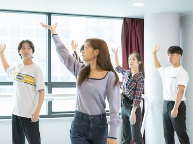 Jung So Min Seen Rehearsing For A Musical in New “Fix You” Stills