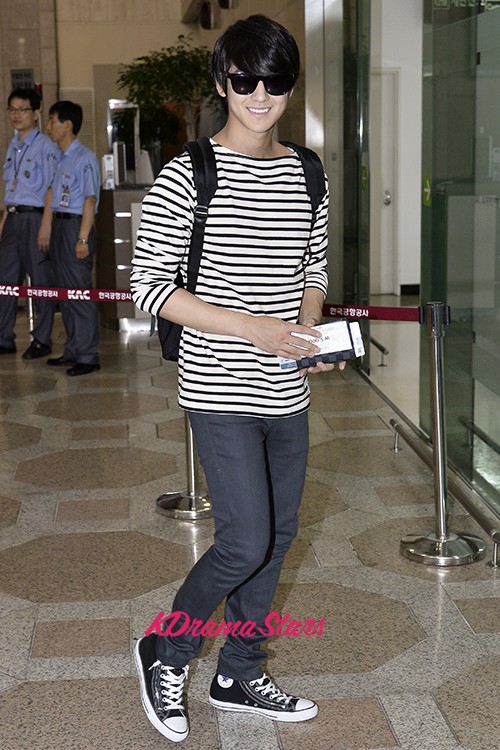 Kim Bum Shines with Striped Shirt while Leaving for Japan [Aug 15 ...