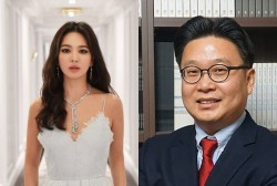 Actress Song Hye-kyo and Professor Seo Kyung-duk Donated 10,000 Korean/English guidebooks Again