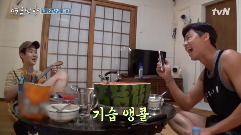 Park Seo Joon and Choi Woo Shik Have A Hilarious Time Calling BTS’s V On “Summer Vacation”