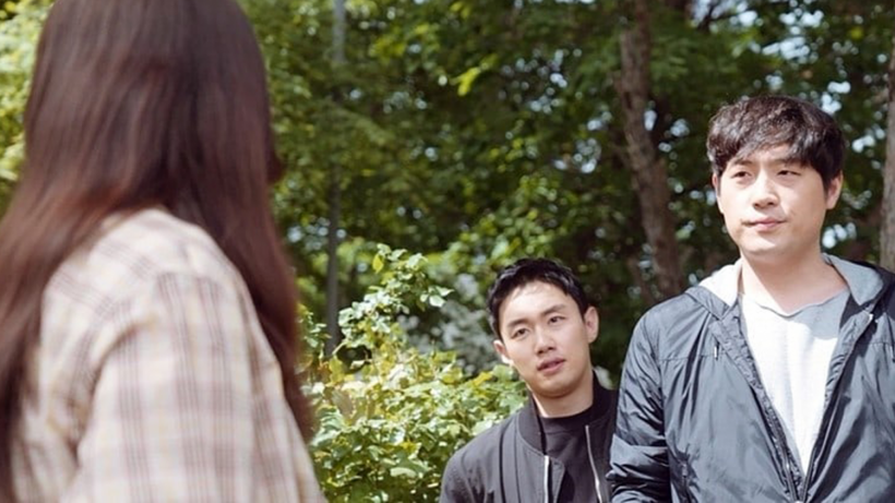 Mystery and Suspense Drama “CHIP IN” Shares Shocking Stills Featuring Kim Hye Joon Caught In A Surprising Twist