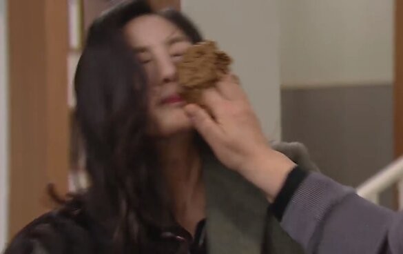 Most Hilarious Slapping Scenes Using Your Favorite Food In K-drama