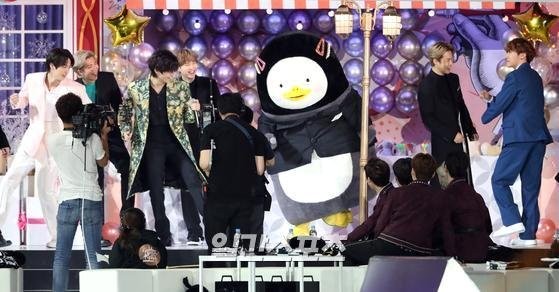 BTS, Kang Ha Neul, Pengsoo, and Many More Won Grand Prizes In The 47th Korean Broadcasting Awards
