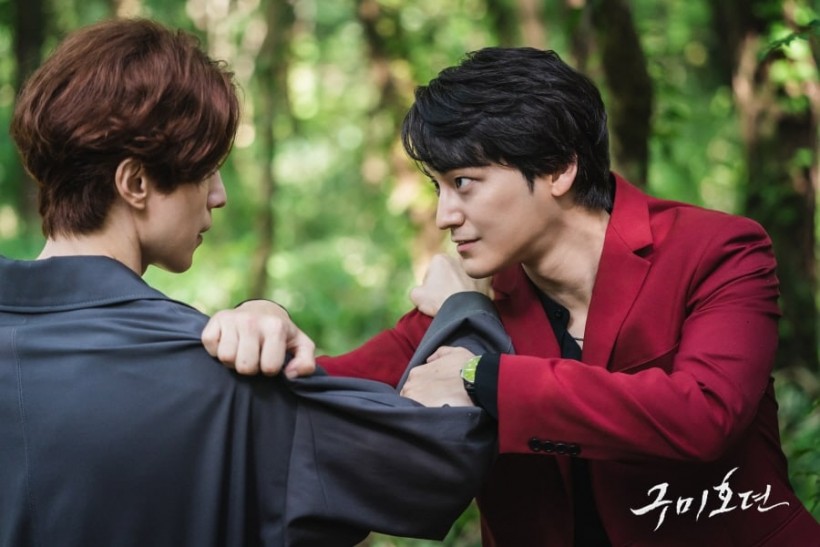 Lee Dong Wook And Kim Bum Have An Intense Fight In “Tale Of The Nine-Tailed”