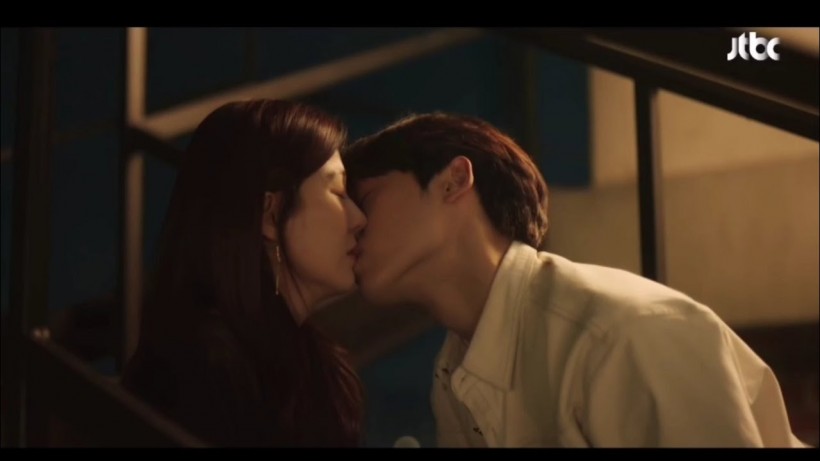 Viewers Critisized JTBC's Drama '18 Again' For The Kissing Scene of 17-Year-Gap On screen Couple Lee Dohyun and Kim Haneul
