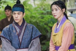 Historical Drama 'Secret Royal Inspector' Releases Another Glimpse Of Kim Myung Soo’s and Kwon Nara’s Characters  