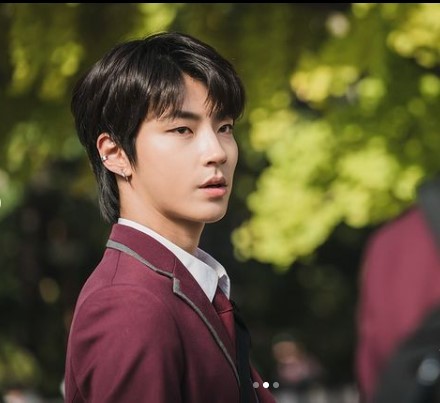 Upcoming Drama ‘True Beauty’ Releases Stills Featuring ASTRO’s Cha Eun Woo and Hwang In Yeob’s Intense Encounter