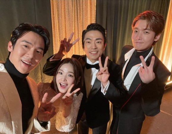 'Hospital Playlist' Actors Showcase Their Playful Bond in Backstage Photos At 2020 Mnet Asian Music Awards