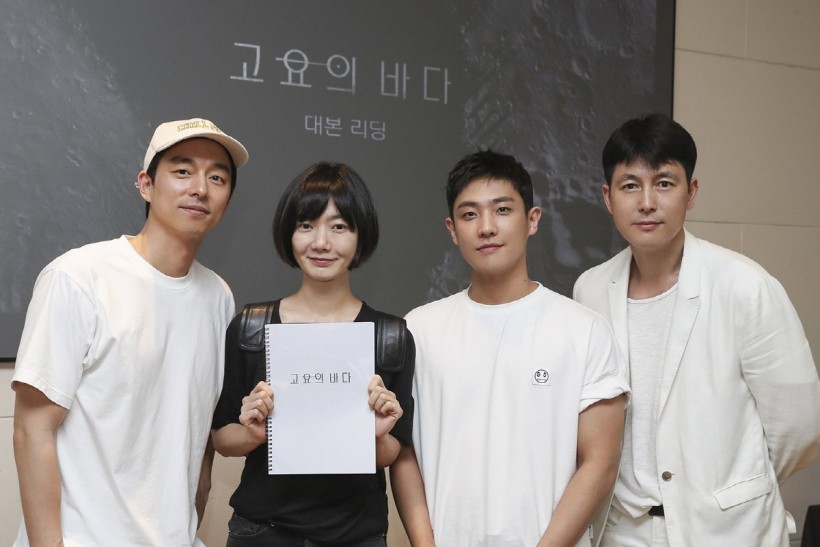 Bae Doona Receives a Gift on Set from her “Forest of Secrets” co-star Cho Seung Woo