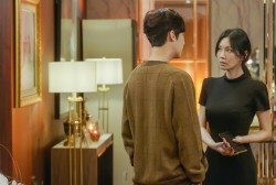 Catch a Glimpse of Yoon Jong Hoon and Kim So Yeon's Tense Confrontation in 'Penthouse'