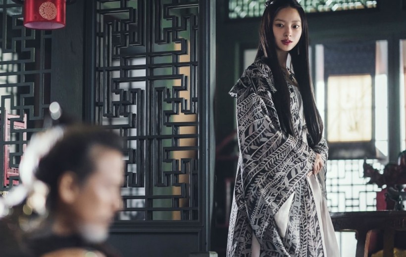 Choi Yoo Hwa Transforms into a Secretive and Mysterious Woman in Upcoming Historical Drama 'River Where the Moon Rises'