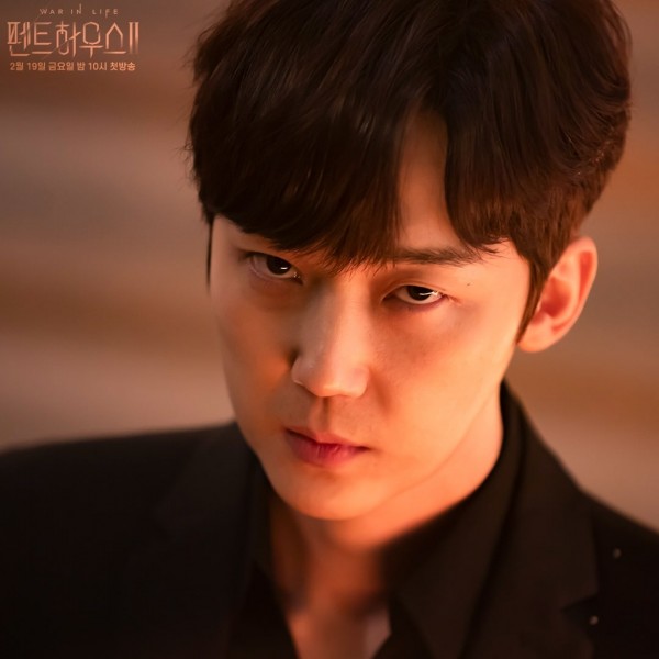 Yoon Jong Hoon Exhibits Wickedness in New Stills for ‘The Penthouse