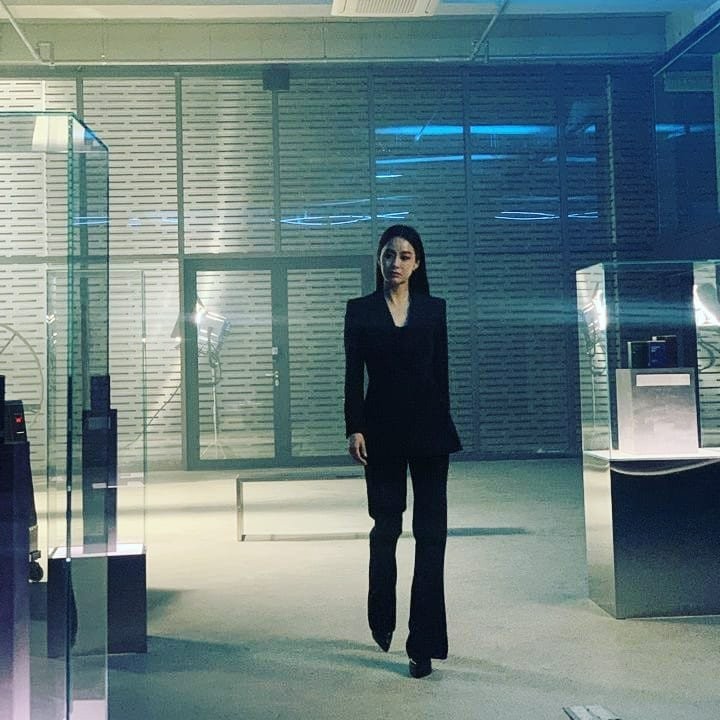 Look! Kim Tae Hee Looks Stunning Wearing Her Black Suit