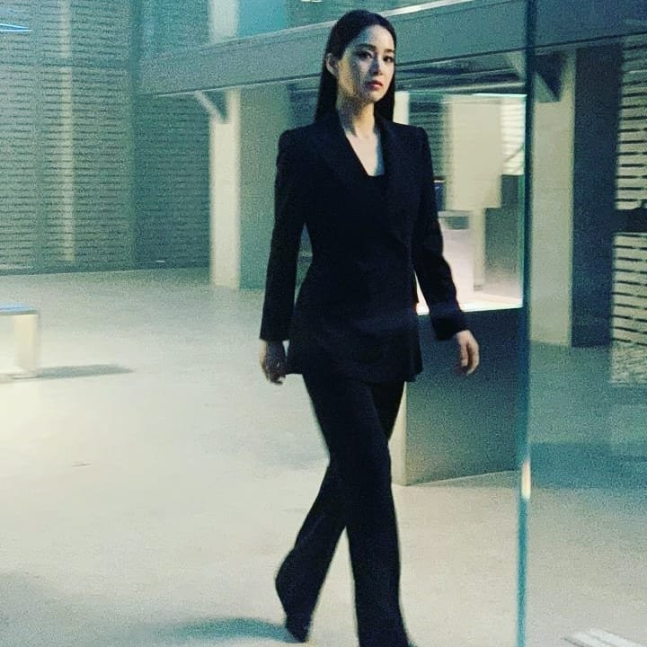Look! Kim Tae Hee Looks Stunning Wearing Her Black Suit