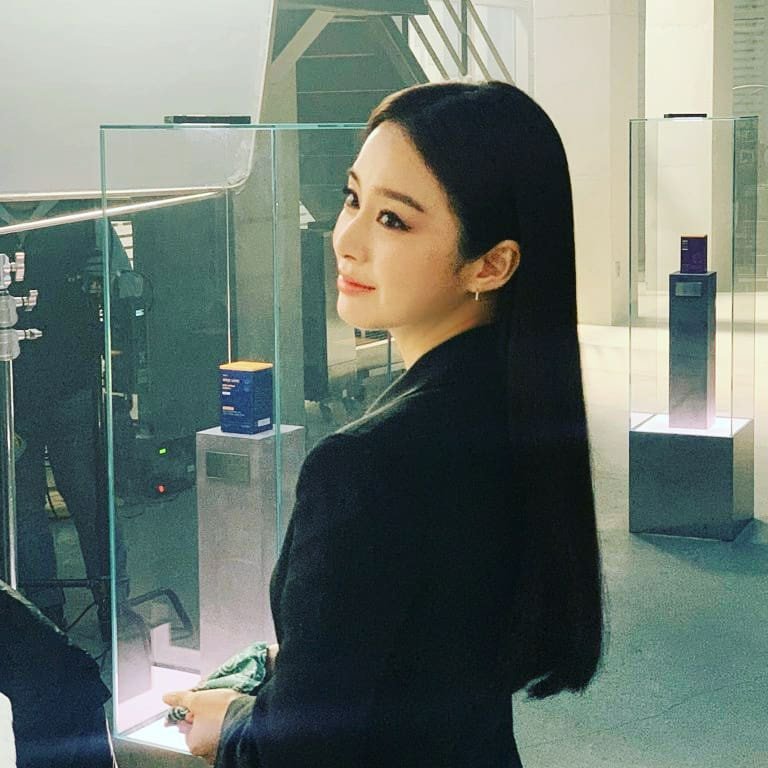 Look! Kim Tae Hee Looks Stunning Wearing Her Black Suit | KDramaStars