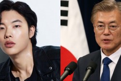 President Moon Jae In Calls Ryu Jun Yeol on the Lunar New Year