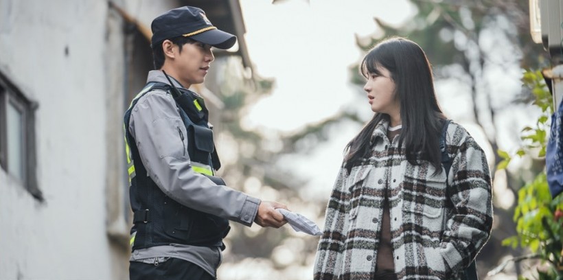 Take a Look at Lee Seung Gi and Park Ju Hyun’s Encounter in Upcoming drama ‘Mouse’ 