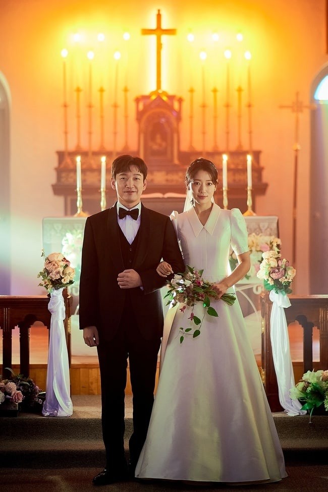 Cho Seung Woo Discovers Mysterious Wedding Photos with Park Shin Hye in 'Sisyphus: The Myth'