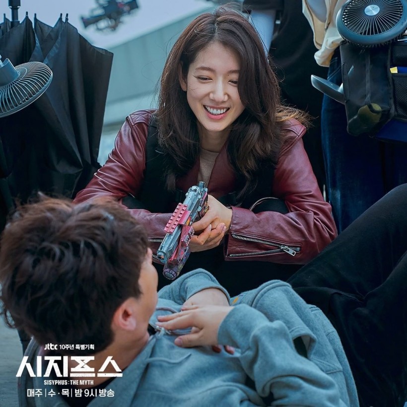 Park Shin Hye and Cho Seung Woo’s Undeniable Chemistry in Behind-the-scenes Photo for Ongoing Drama ‘Sisyphus: The Myth’