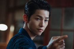 Song Joong Ki Is a Proper Gentleman in Behind-the-Scenes Photos From  “Descendants of the Sun”