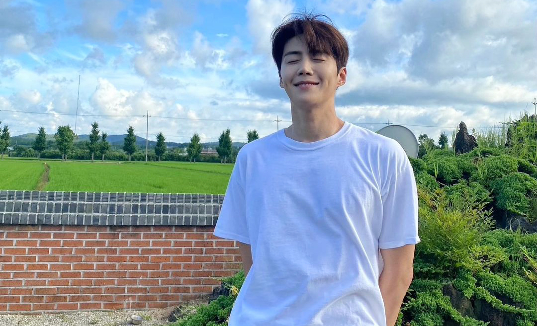 Kim Seon Ho Sends Fans Into Frenzy after Posting Charming Snaps on
