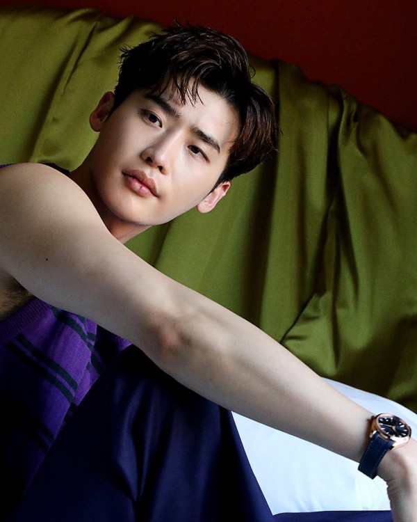 Lee Jong Suk Instagram Update: 'Pinocchio' Star Flexes Fit and Muscular  Body in New Post | KDramaStars